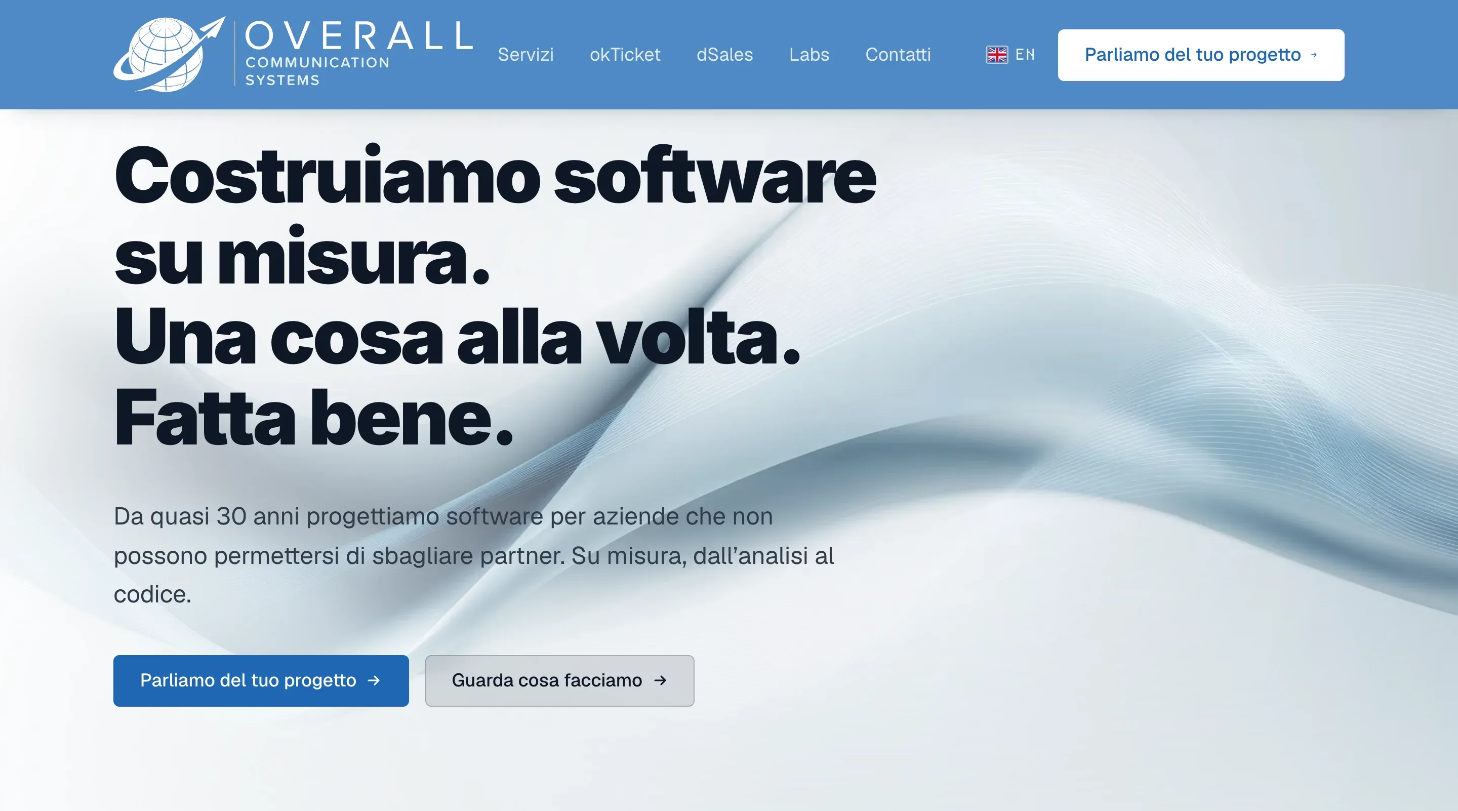 La home di overall.it: il titolo su un fondo chiaro attraversato da velature grigio-azzurre.